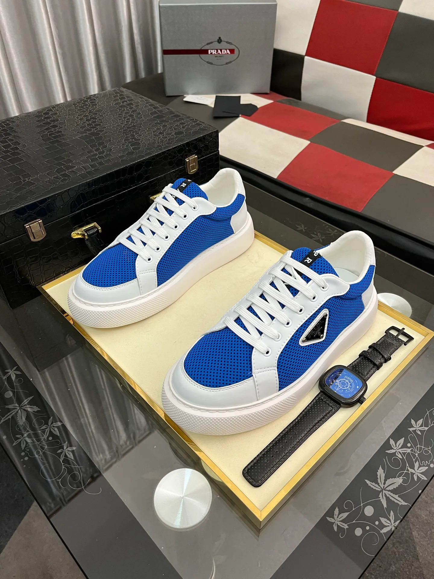 Men's men's shoes💰580⌚️⌚️Prada Prada early spring new model, top original quality, Prada casual sports shoes, made of imported solid color patent leather, spliced mesh cowhide upper, three-dimensional geometric segmentation, multi-color splicing, fashionable and generous, soft, comfortable and breathable. The tongue is decorated with classic letter logo, with fabric lining, cowhide foot pads, matched with P family's exclusive rubber outsole, upper material, breathable knitted fabric imported from Italy The delicate texture is super high-end! Fetal cowhide lining, super soft and comfortable, original molded outsole Size: 38-446️⃣ colors available
